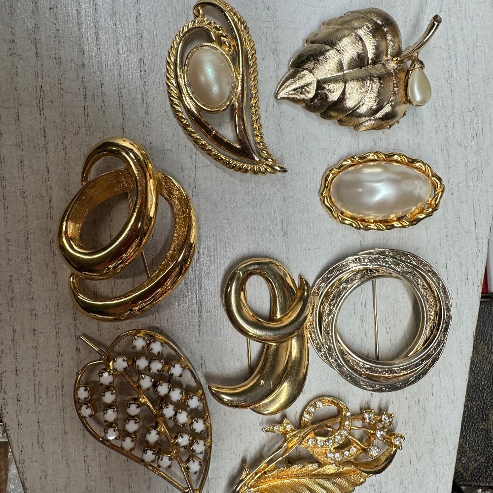 8 brooches